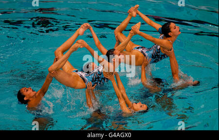 La squadra spagnola gareggia nelle eliminatorie libere durante il secondo giorno della LEN European Synchronized Swimming Champions Cup 2011 a Stonds Forge, Sheffield. Foto Stock