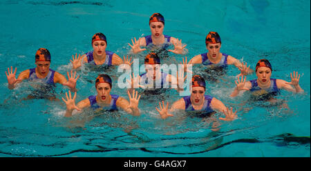 Il team Gran Bretagna gareggia nelle eliminatorie gratuite durante il secondo giorno della LEN European Synchronized Swimming Champions Cup 2011 a Stonds Forge, Sheffield. Foto Stock