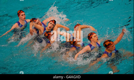 Il team Gran Bretagna gareggia nelle eliminatorie gratuite durante il secondo giorno della LEN European Synchronized Swimming Champions Cup 2011 a Stonds Forge, Sheffield. Foto Stock