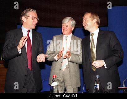 Il leader del Tory Party William Hague (a destra), il Segretario dell'ambiente ombra, Sir Norman Fowler e Lord Parkinson applaudono durante la Conferenza del governo locale nazionale conservatore presso il Municipio di Kensington a Londra. 14/5/99: Fowler per stare in piedi dal Gabinetto. Foto Stock