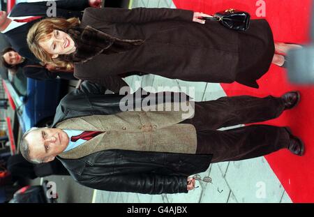 L'attore Dennis Hopper arriva con sua moglie Victoria ai 1998 Empire Awards su Piccadilly questo pomeriggio (Venerdì). Foto di Adam Butler/PA Foto Stock