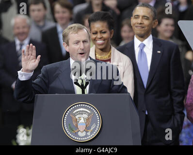 Taoiseach Enda Kenny presenta il presidente americano Barack Obama prima del suo discorso di apertura al College Green di Dublino, durante la sua visita in Irlanda all'inizio di un tour di una settimana in Europa. Foto Stock