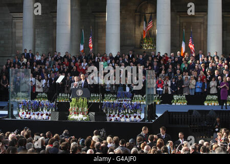 Il presidente DEGLI STATI UNITI Barack Obama ha pronunciato il suo discorso alla folla a College Green, Dublino, durante la sua visita in Irlanda, all'inizio di un tour di una settimana in Europa. Foto Stock