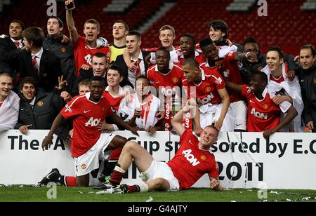 Calcio - fa Youth Cup - finale - seconda tappa - Manchester United / Sheffield United - Old Trafford. I giocatori del Manchester United festeggiano con il trofeo fa Youth Cup Foto Stock