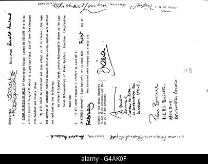 Una pagina dalla volontà di Diana, principessa del Galles che porta la sua firma e quelli degli esecutori della sua proprietà che includono sua madre, Frances Shand Kydd (lato firma in basso a sinistra) e sua sorella Sarah McCorquodale (in alto a sinistra). La maggior parte della fortuna netta della principessa, che totalizza quasi 13 milioni dopo le tasse, andrà ai suoi due figli, principi William e Harry. Altri beneficiari sono i suoi 17 figliocci e il suo ex maggiordomo, Paul Burrell, che era tra quelli a testimoniare la volontà (firma in fondo alla pagina). Vedere la storia di PA DIANA. Foto Stock