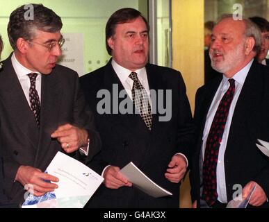 Da sinistra a destra: Il Segretario dell'interno, Jack Straw; il Vice primo Ministro, John Prescott e il Segretario della Sanità, Frank Dobson in discussione prima di una riunione dei ministri del governo al Dipartimento dell'ambiente di Londra oggi (martedì) sulle proposte per migliorare i servizi del consiglio locale anno dopo anno. Foto di Adam Butler/PA Foto Stock