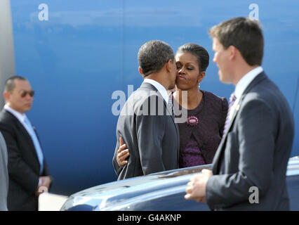 Il presidente AMERICANO Barack Obama abbraccia la prima signora Michelle Obama all'aeroporto di Stansted, vicino a Londra, alla fine della sua visita di stato in Gran Bretagna. Foto Stock