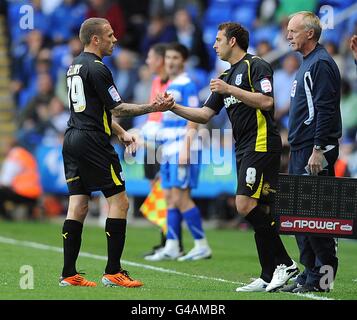 Calcio - Npower Football League Championship - Gioca fuori semifinale - prima tappa - Reading v Cardiff City - Madejski Stadium. Craig Bellamy (a sinistra) di Cardiff è sostituito dal compagno di squadra Michael Chopra (a destra) Foto Stock