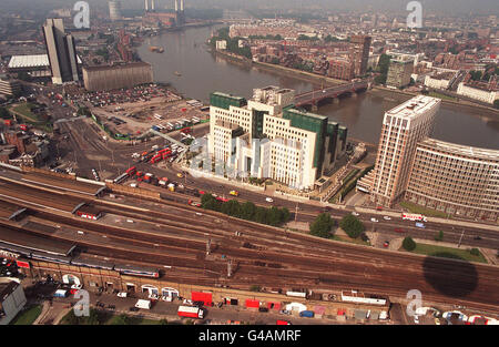 UNA VISTA AEREA DI VAUXHALL CROSS, VAUXHALL STAZIONE FERROVIARIA E IL FIUME TAMIGI VISTA DA UNA MONGOLFIERA ORMEGGIATA VICINO VAUXHALL BRIDGE, LONDRA. DOMINA LA SCENA IL NUOVO EDIFICIO MI6 (PRIMO PIANO AL CENTRO). Foto Stock