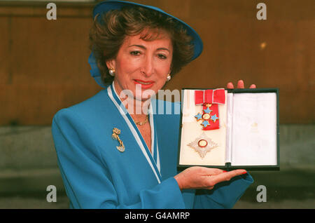 PA NEWS/26/2/91/ DAME SHIRLEY PORTER, LEADER DEL CONSIGLIO DI WESTMINSTER, dopo la ricezione dell'ordine di Dame Commander a Buckingham Palace. Foto Stock