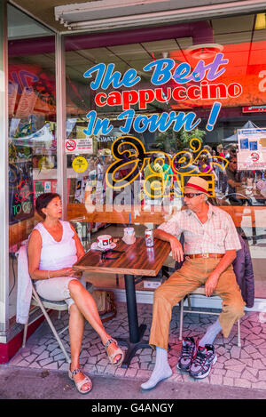 Paio hanno un drink al di fuori di Joe's Cafe, Unità commerciale, Vancouver, British Columbia, Canada Foto Stock