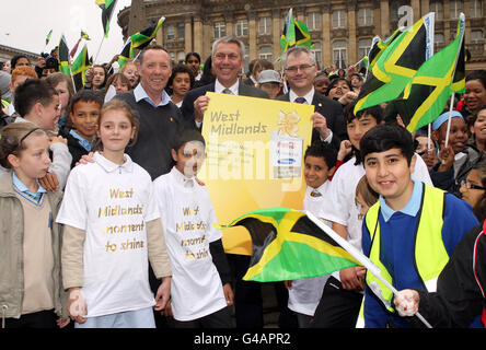 Il portacolori Nominee Mick McCann (a sinistra), ex atleta David Moorcroft e membro del City Council Cabinet per il tempo libero, lo sport e la cultura Martin Mullaney (a destra) aiutano a lanciare la gamba West Midlands del relè della torcia olimpica London 2012 a Victoria Square, Birmingham. Foto Stock