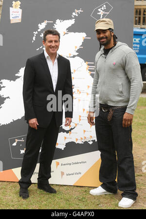 La sedia LOCOG Lord Sebastian Coe (a sinistra) e il pugile David Haye posano con una mappa del percorso per il London 2012 Olympic torcia relè a Westminster, Londra. Foto Stock