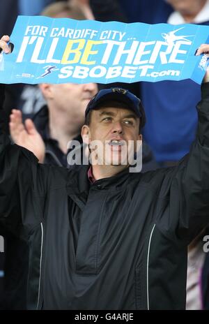 Calcio - campionato Npower Football League - Gioca alla semifinale - seconda tappa - Cardiff City v Reading - Cardiff City Stadium. Un fan della città di Cardiff negli stand Foto Stock