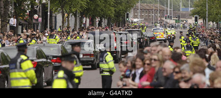 Le folle si acclamano mentre la motocicletta della Regina Elisabetta II passa accanto a loro nel centro di Cork oggi, l'ultimo giorno della sua visita di Stato in Irlanda. Foto Stock