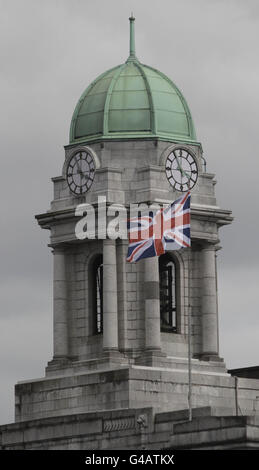 Una bandiera sindacale è vista sopra il Municipio di Cork mentre la regina Elisabetta II visita oggi il mercato inglese a Cork, l'ultimo giorno della sua visita di Stato in Irlanda. Foto Stock