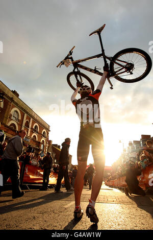 Paul Van Der Ploeg in Australia celebra la vittoria della competizione Pro Sprint Eliminator per le strade di Pickering durante il giorno uno della UCI Mountain Biking World Series a Dalby Forest, Yorkshire. Foto Stock