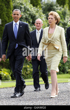 Il presidente DEGLI STATI UNITI Barack Obama (a sinistra), il presidente irlandese Mary McAleese (a destra) e il dottor Martin McAleese (al centro, dietro) ad Aras an Uachtarain durante la visita del presidente Obama in Irlanda. Foto Stock