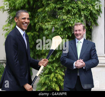 Il presidente DEGLI STATI UNITI Barack Obama è presentato con un hurley da Taoiseach Enda Kenny a Farmleigh, Dublino, dove i due hanno tenuto colloqui. Foto Stock