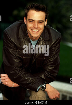 PA NEWS PHOTO 15/12/97 PRESENTATORE DELLA TELEVISIONE PER BAMBINI JAMIE THEAKSTON PRESSO I GIARDINI PENSILI DI KENSINGTON, LONDRA, PER IL LANCIO DELLA STAGIONE INVERNALE BBC PER BAMBINI Foto Stock