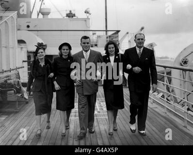 PA NEWS PHOTO 28/6/47 IL CAMPIONE DI SCULLING DEGLI STATI UNITI JOHN B. KELLY JUNIOR CON LA SUA FAMIGLIA SUL MOLO DI SOUTHAMPTON (DA SINISTRA A DESTRA) SIG.RA. KELLY, ELIZABETH KELLY, JOHN B. KELLY JUNIOR, GRACE KELLY (PRIMA DI DIVENTARE UNA FAMOSA ATTRICE) E JOHN KELLY SENIOR Foto Stock