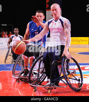 Paralimpiadi - BT Paralimpiadi Coppa del mondo 2011 - Day One - Manchester. Terry Bywater della Gran Bretagna e Laurent Blasczak della Francia durante la Coppa del mondo Paralimpico di Manchester. Foto Stock