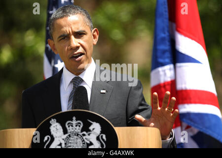 Il presidente DEGLI STATI UNITI Barack Obama, parla durante una conferenza stampa congiunta tenuta con il primo ministro David Cameron, sui prati della Lancaster House, Londra. Foto Stock