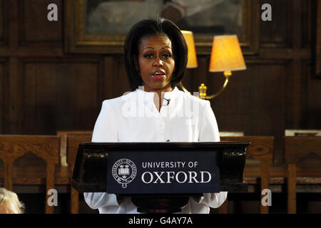 LA First Lady Michelle Obama PARLA durante una sessione di domande e risposte al Christ Church College dell'Università di Oxford, con gli studenti della scuola secondaria Elizabeth Garrett Anderson (EGA). Foto Stock