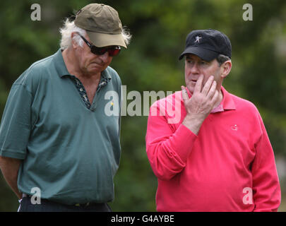 John Magnier e JP McManus (a destra) durante il BMW PGA Pro-Am al Wentworth Golf Club, Surrey. Foto Stock