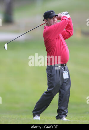 Golf - BMW PGA Pro-Am - Wentworth Golf Club. JP McManus suona il suo secondo colpo il 16 durante la BMW PGA Pro-am al Wentworth Golf Club, Surrey. Foto Stock