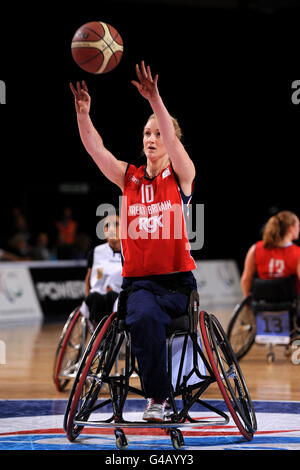 L'Amy Conroy della Gran Bretagna prende una punizione durante la finale di basket femminile in sedia a rotelle contro la Germania durante la Coppa del mondo Paralimpica di Manchester. Foto Stock