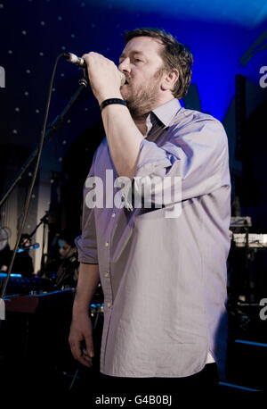 Guy Garvey durante il live set di Elbow nella Cripta della Cattedrale di St Pauls a Londra per Absolute radio. Foto Stock