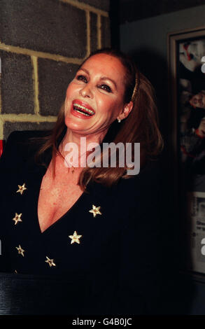 PA NEWS FOTO 19/3/98 SWISS ATTRICE Ursula Andress presso il cinema della metropolitana di Londra per la premiere di Matthew Barney CREMASTER '5' IN CUI ELLA STELLE Foto Stock