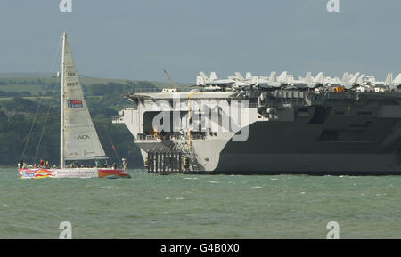 Una barca naviga oltre la nave della marina degli Stati Uniti di classe Nimitz, la USS George H.W. Bush a Stokes Bay al largo della costa di Portsmouth. PREMERE ASSOCIAZIONE foto. Data immagine: Venerdì 27 maggio 2011. Il credito fotografico dovrebbe essere: Filo Yui Mok/PA Foto Stock