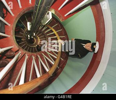 Angus Hutchison, preside Lightkeeper, scende le scale a spirale del suo faro per l'ultima volta oggi (martedì). Il faro sud di Fair Isle Off Shetland è l'ultimo faro presidiato in Scozia. Il Northern Lighthouse Board ha completato il suo programma di automazione, e termina oltre 200 anni di tradizione di lightkeeping. Foto di Chris Bacon/PA. Vedi il faro di PA Story SEA. Foto Stock