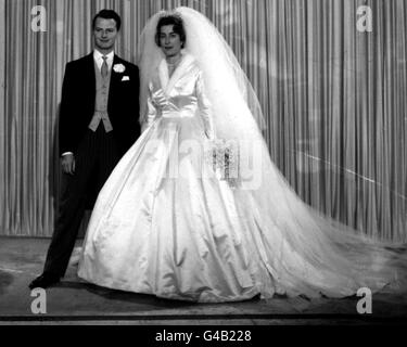 PA NEWS PHOTO 13/1/60 LADY PAMELA MOUNTBATTEN MATRIMONIO A DAVID HICKS A ROMSEY ABBEY, HAMPSHIRE Foto Stock