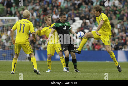 Il Robbie Keane della Repubblica d'Irlanda viene affrontato da Christophe Berra (a destra) della Scozia durante la partita della Coppa delle nazioni all'Aviva Stadium di Dublino, Irlanda. Foto Stock