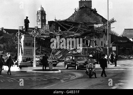 PA NEWS PHOTO 10/11/87 IL CUORE CHE PORTA LA BARA DI MARIE WILSON PASSA LA SCENA DELL'ESPLOSIONE DELLA BOMBA IRA DI DOMENICA IN CUI È MORTA, MENTRE IL CORTEGE PASSA DALLA CHIESA METODISTA DI ENNISKILLEN DARLING STREET A UN VICINO CIMITERO DOPO IL SERVIZIO FUNEBRE Foto Stock