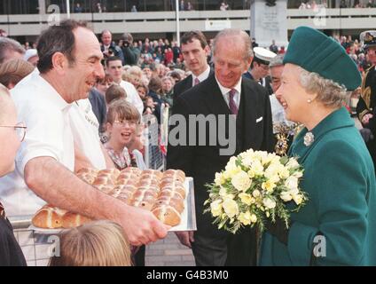 La Regina e il Duca di Edimburgo, sono presentati con un vassoio di focacce di croce calda da un panettiere locale, durante una passeggiata fuori dalla Guildhall a Portsmouth questa mattina (Giovedi). WPA ROTA Foto di John Stillwell Foto Stock