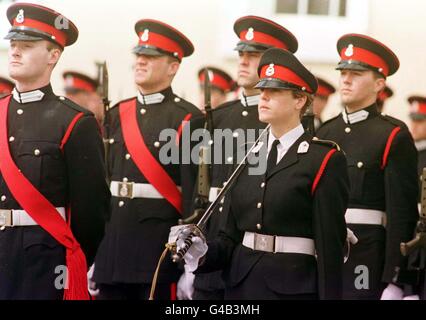 L'ufficiale minore Fiona Stewart (davanti a destra) riceve il più alto onore - la spada d'onore - durante la Parata del Sovrano che passa la cerimonia alla Royal Military Academy, Sandhurst Today (Giovedi). Stewart di 23 anni è la prima donna ad essere insignito dell'onore che è presentato ogni anno al cadetto superiore. Vedi la storia della PA Foto Martyn Hayhow/PA Foto Stock