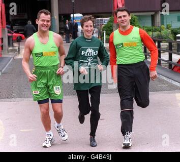 Paul Burrell, (da sinistra a destra) ex maggiordomo per Diana, Principessa del Galles, l'atleta irlandese Catherina McKiernan e Chris Moon in formazione insieme cinque giorni prima della maratona di Londra del 1998. Il Flora Team di 600 corridori mira a raccogliere 1.25 milioni di euro per il Diana, Princess of Wales Memorial Fund. Foto Stock