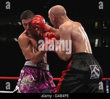 Nathan abilmente (a sinistra) e Aleksy Kuziemski in azione durante il WBO titolo leggero-pesante Foto Stock