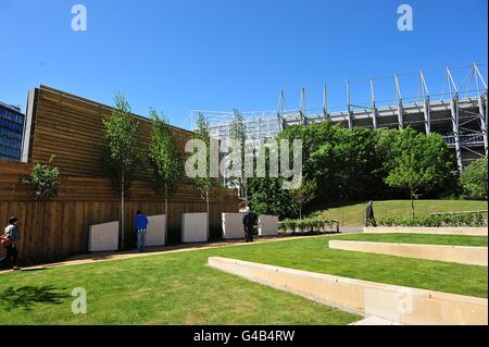 Il Sir Bobby Robson Memorial Garden apre accanto al St James' Park, sulla Gallowgate Foto Stock