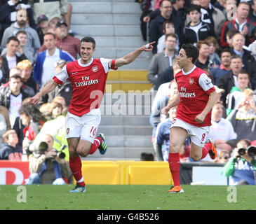 Robin van Persie di Arsenal (a sinistra) celebra il suo obiettivo con il compagno di squadra Samir Nasri durante la partita della Barclays Premier League a Craven Cottage, Londra. Foto Stock