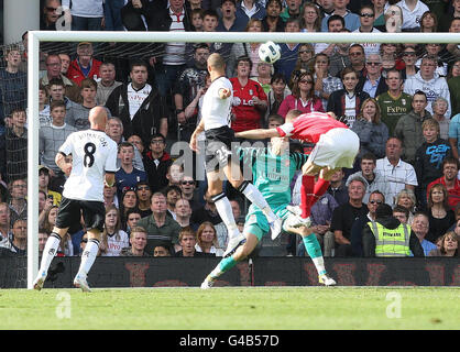 Calcio - Barclays Premier League - Fulham / Arsenal - Craven Cottage. Bobby Zamora (centro) di Fulham segna il secondo gol della sua squadra durante la partita della Barclays Premier League a Craven Cottage, Londra. Foto Stock