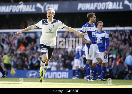 Il romano Pavlyuchenko di Tottenham Hotspur (a sinistra) celebra il loro primo gol Del gioco come Roger Johnson e Craig di Birmingham City Il supporto Gardner (destro) è stato espulso Foto Stock