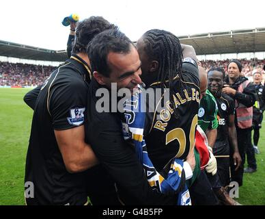 Calcio - Barclays Premier League - Stoke City / Wigan Athletic - Britannia Stadium. Il manager di Wigan Athletic Roberto Martinez festeggia con i suoi giocatori dopo il gioco Foto Stock