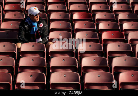 I fan di West Ham United si siedono espulsi dopo aver giocato il loro lato La loro partita finale nella Premier League dopo la relegazione Foto Stock