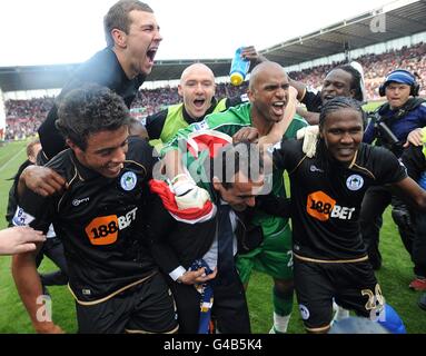 Calcio - Barclays Premier League - Stoke City / Wigan Athletic - Britannia Stadium. Il manager di Wigan Athletic Roberto Martinez festeggia con i suoi giocatori dopo il gioco Foto Stock