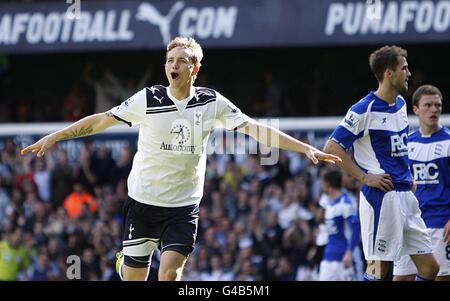 Il romano Pavlyuchenko di Tottenham Hotspur (a sinistra) celebra il loro primo gol Del gioco come Roger Johnson e Craig di Birmingham City Il supporto Gardner (destro) è stato espulso Foto Stock